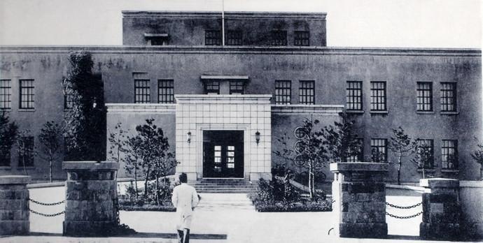 1946年，东北民主联军接受长春卫外行艺厂，后改称东北卫外行艺厂（长春生物制品研究所前身）